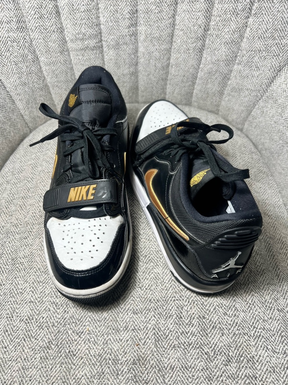 Jordan Legacy 312 Low
Black Metallic Gold OBO